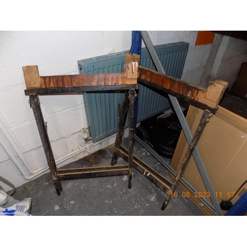 275 - 2 Vintage Trestles