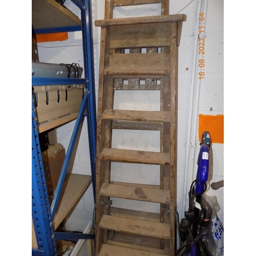 271 - Wooden Step Ladder