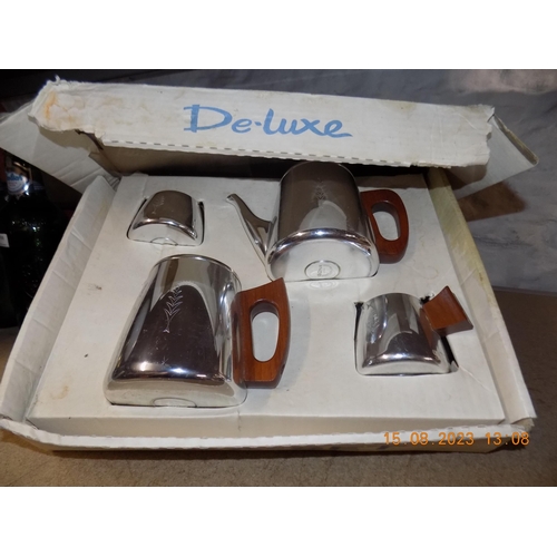 46 - Boxed De-Luxe Sona Tea Set