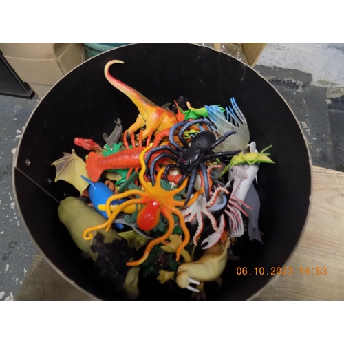 24 - Tub of Animals, Dinosaurs & Sealife