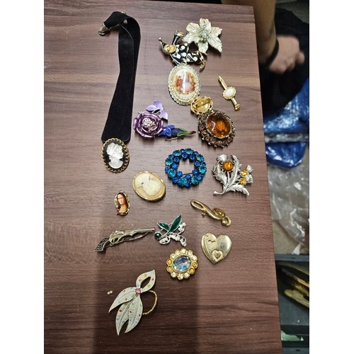 658 - Selection of Brooches