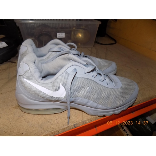 559 - Mens Grey Nike Trainers Size 9