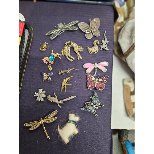 663 - Quantity of Vintage Brooches