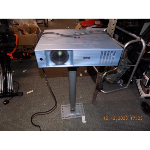 132 - Eiki Projector LC-XB42