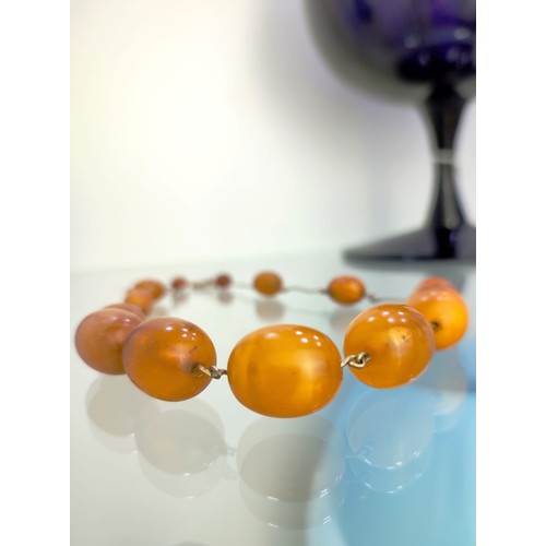 138 - Antique Amber Necklace: Graduated amber beads with 9ct gold clasp (hallmarked 375). Likely 1950s. Le... 