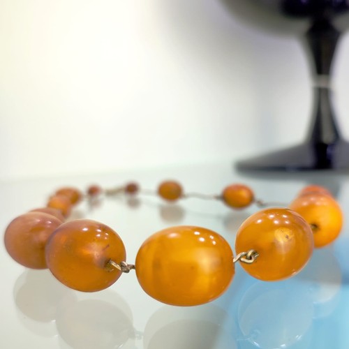 138 - Antique Amber Necklace: Graduated amber beads with 9ct gold clasp (hallmarked 375). Likely 1950s. Le... 