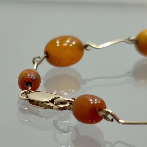 138 - Antique Amber Necklace: Graduated amber beads with 9ct gold clasp (hallmarked 375). Likely 1950s. Le... 