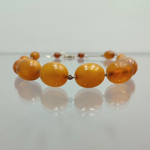 138 - Antique Amber Necklace: Graduated amber beads with 9ct gold clasp (hallmarked 375). Likely 1950s. Le... 