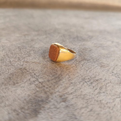 139 - 9ct Gold Signet Ring with Cushion-Cut Goldstone: Handcrafted 9ct gold signet ring featuring a stunni... 