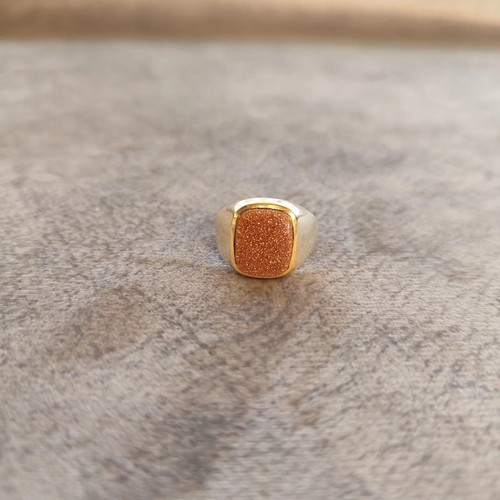 139 - 9ct Gold Signet Ring with Cushion-Cut Goldstone: Handcrafted 9ct gold signet ring featuring a stunni... 