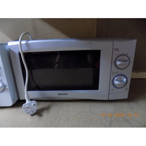 70 - Sanyo Microwave w/o