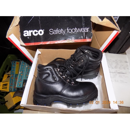 46 - New Boxed Arco Safety Boots Size 4