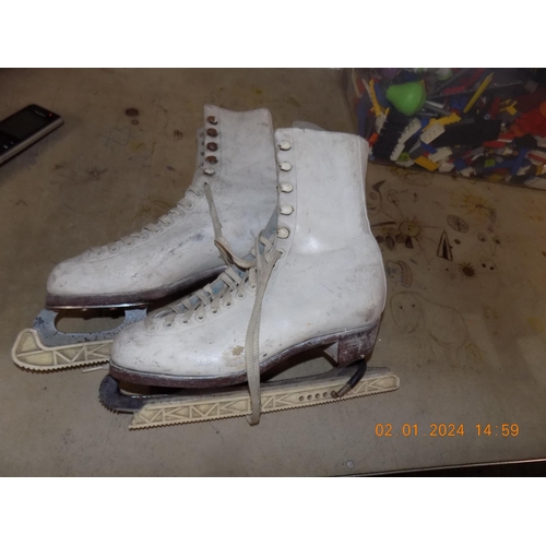 292 - Vintage Ice Skates