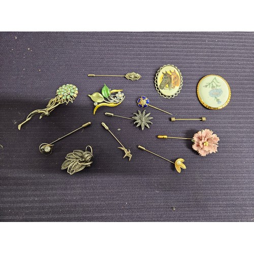 551 - Selection of Hat Pins & Brooches