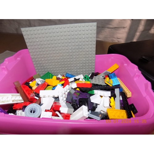 119 - Tub of Lego