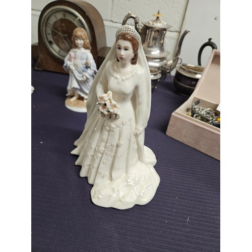 581 - Royal Worcester Her Majesty Queen Elizabeth II & H.R.H The Duke of Edinburgh Diamond Wedding Anniver... 