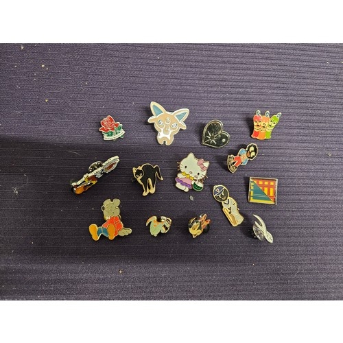 554 - Selection of Mixed Pins Inc Robinsons