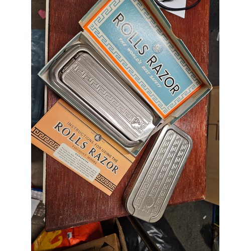 570 - 2 Vintage Razors