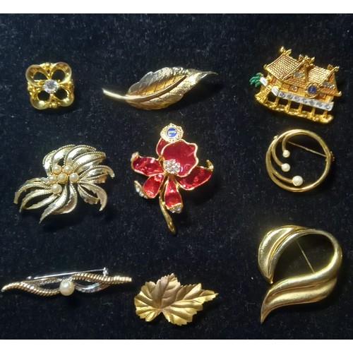 580 - Selection of Brooches