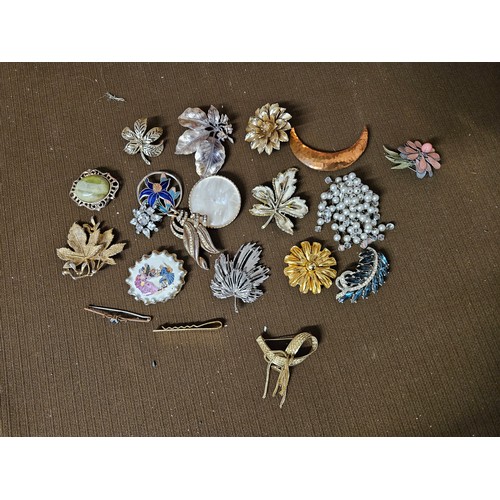 592 - Selection of Brooches