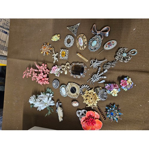 593 - Selection of Brooches