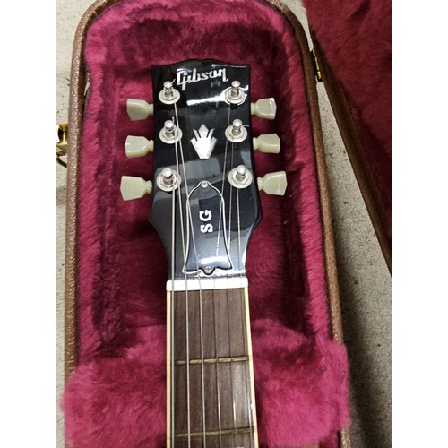 604 - Gibson SG ( USA ) 2000 in Original Case, In full working Order