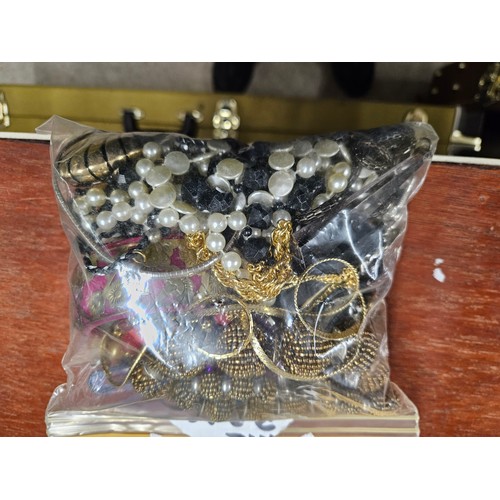 567 - Bag of Costume Jewellery