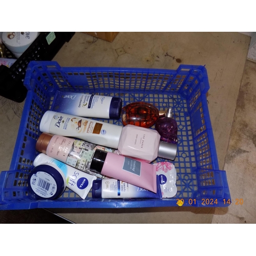 86 - Tray of Cosmetics and Perfumes