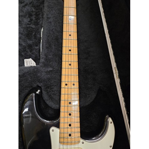 593 - Fender Stratocaster Corona USA 1987. Black & White. In full working order