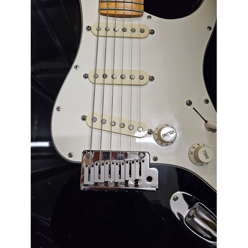 593 - Fender Stratocaster Corona USA 1987. Black & White. In full working order