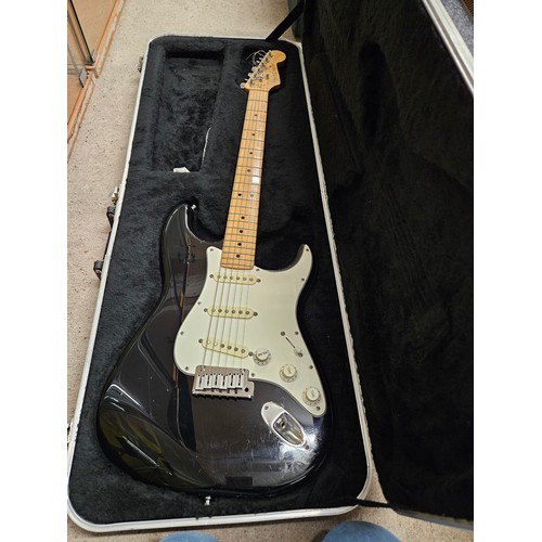 593 - Fender Stratocaster Corona USA 1987. Black & White. In full working order