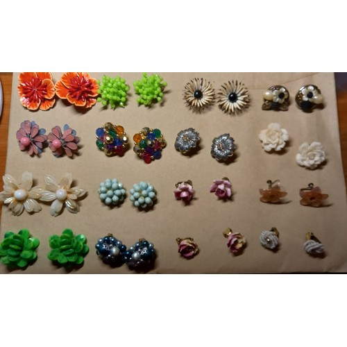 578 - 16 pairs of Clip on Earrings