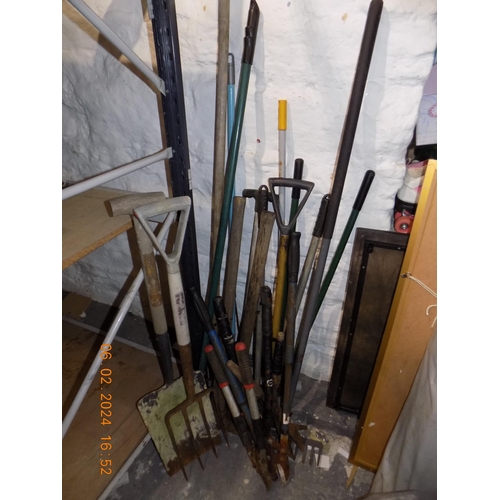 135 - Selection of Gardening Tools