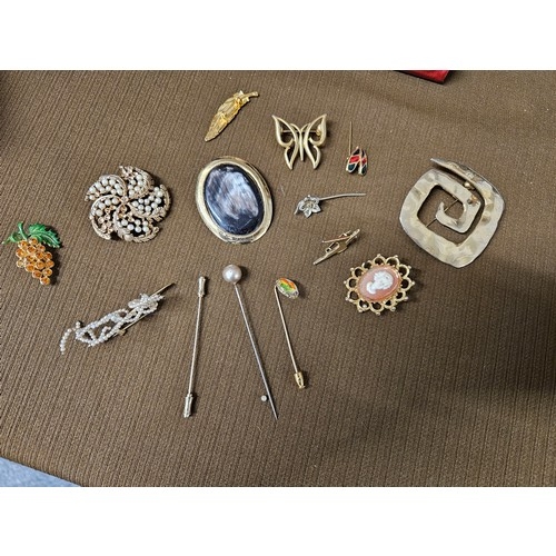 592 - Selection of Brooches and Hat Pins