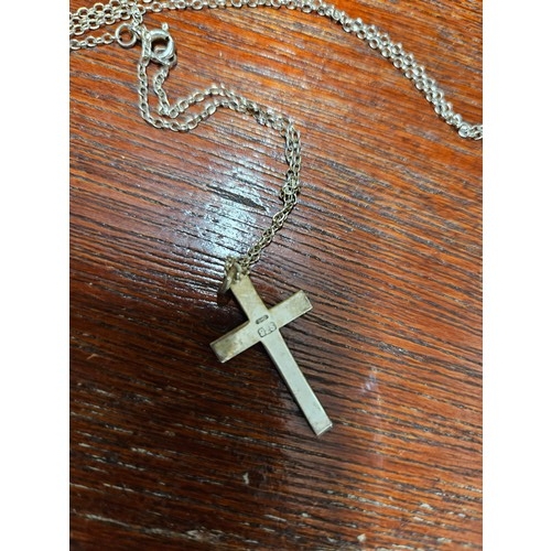 584 - Silver Cross and Chain 2.7g