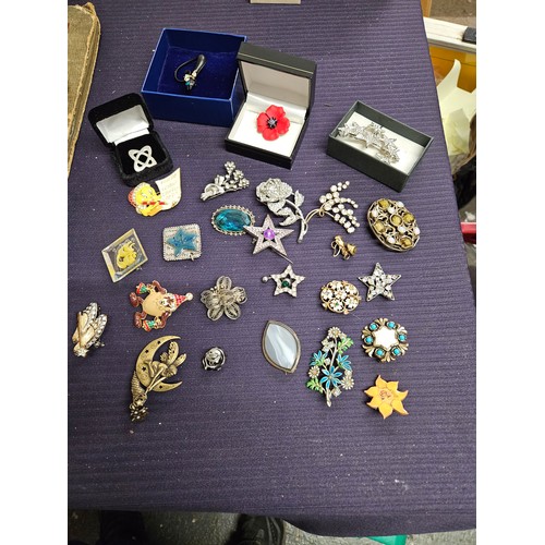 589 - Selection of Vintage Brooches