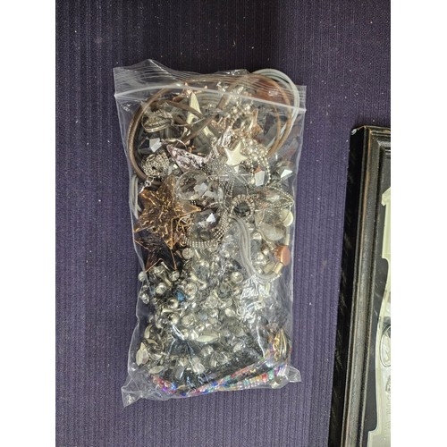 600 - Bag of Costume Jewellery