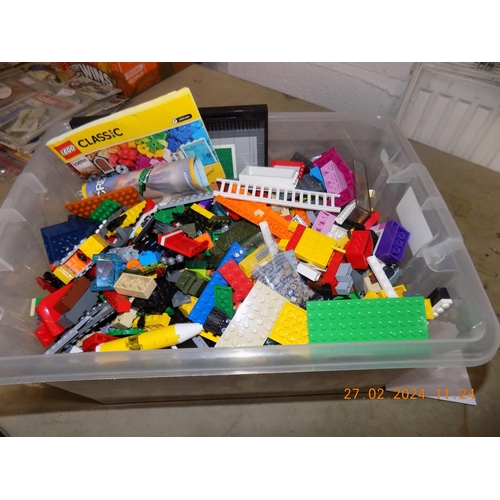 41 - Box of Approximately 4kg of Lego