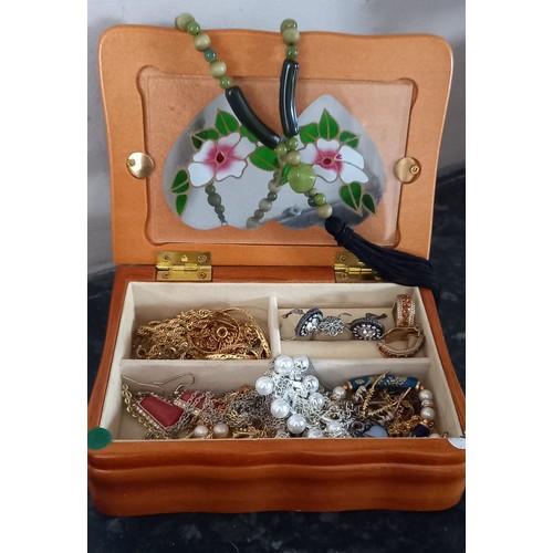 552 - Jewellery Box and Contents