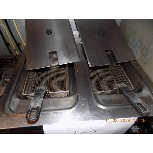 41 - Lincat 2 Pan Fryer in Working Order - Width: 23.5, Depth: 23 inches, Height: 44 inches