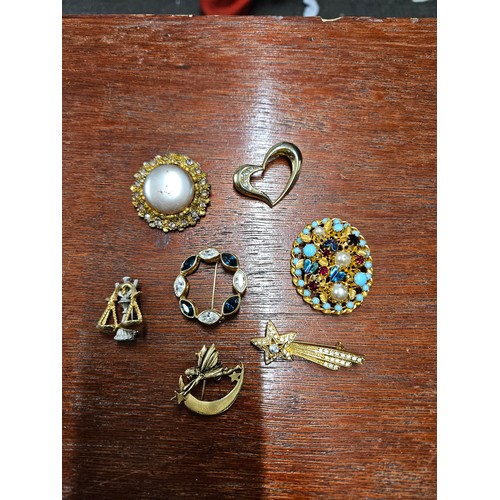 552 - Selection of Gold Tone Brooches