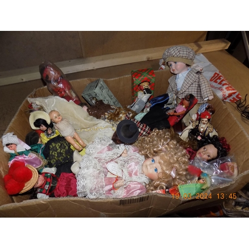 43 - Box of Collectable Dolls. Some Porcelain and Some Vintage