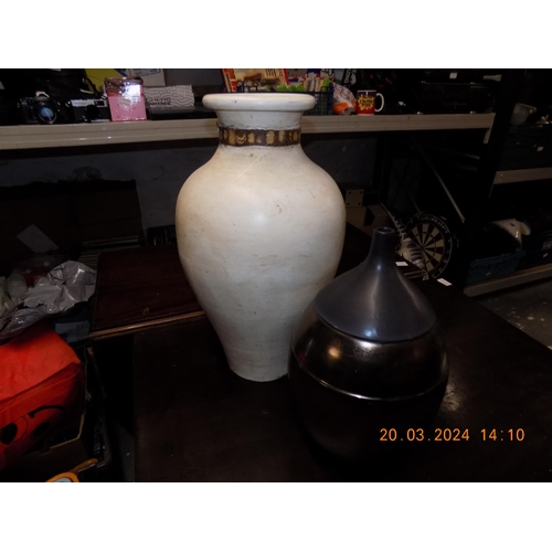 215 - 2 Vases