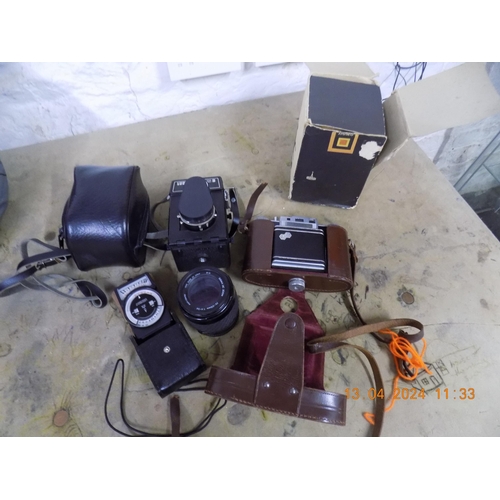 474 - Selection of Camera Items inc Vintage Cameras