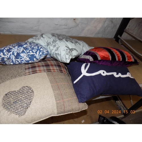 108 - 5 Cushions