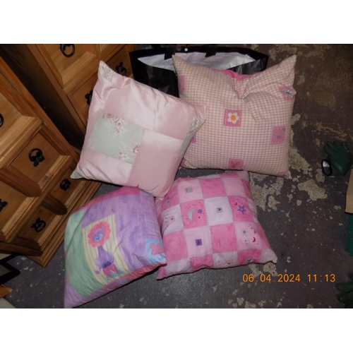 199 - 4 Cushions