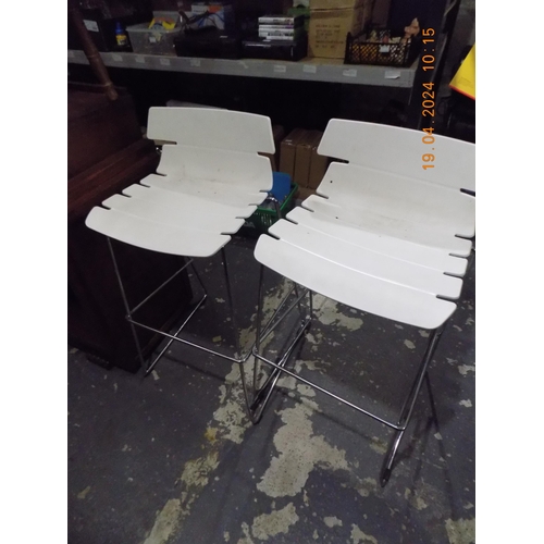 549 - 2 Breakfast Bar Stools