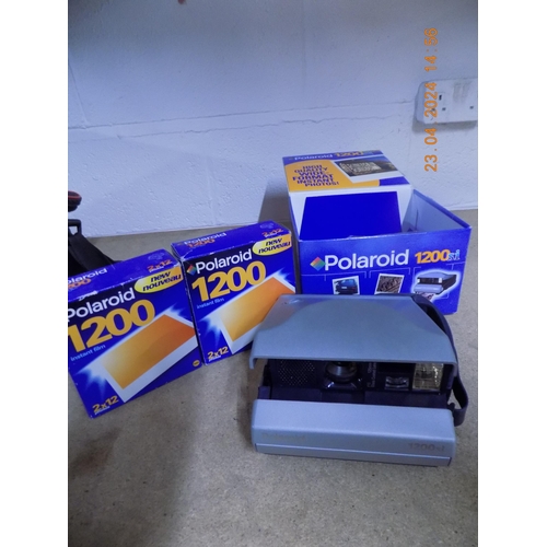 76 - Boxed Polariod 1200si with 3 Spare Films