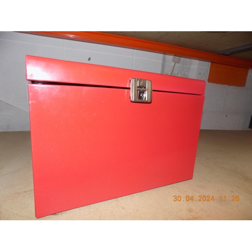 16 - Lockable Metal Case with 2 Keys