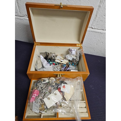 580 - Jewellery Box and Contents